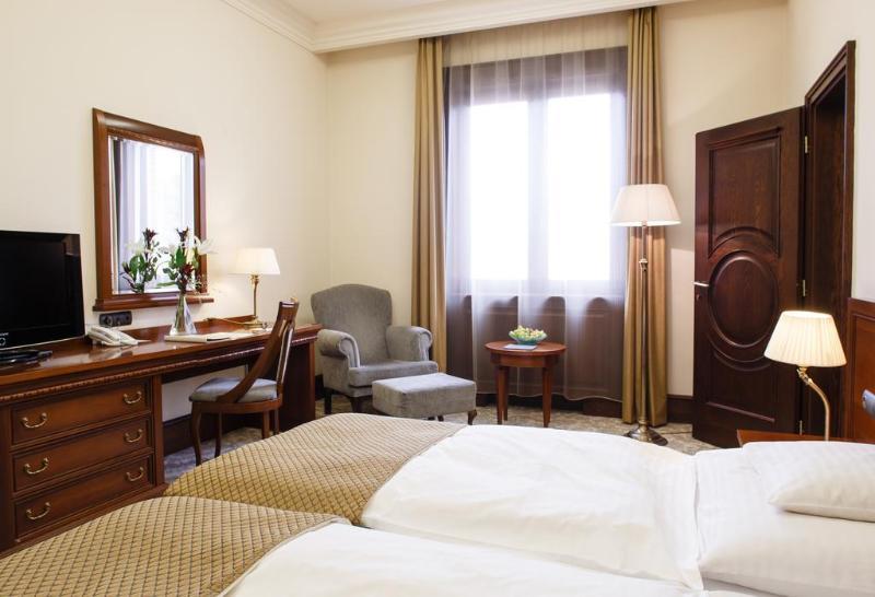 Andrássy Kúria&Spa Tarcal Exterior foto A room at the hotel