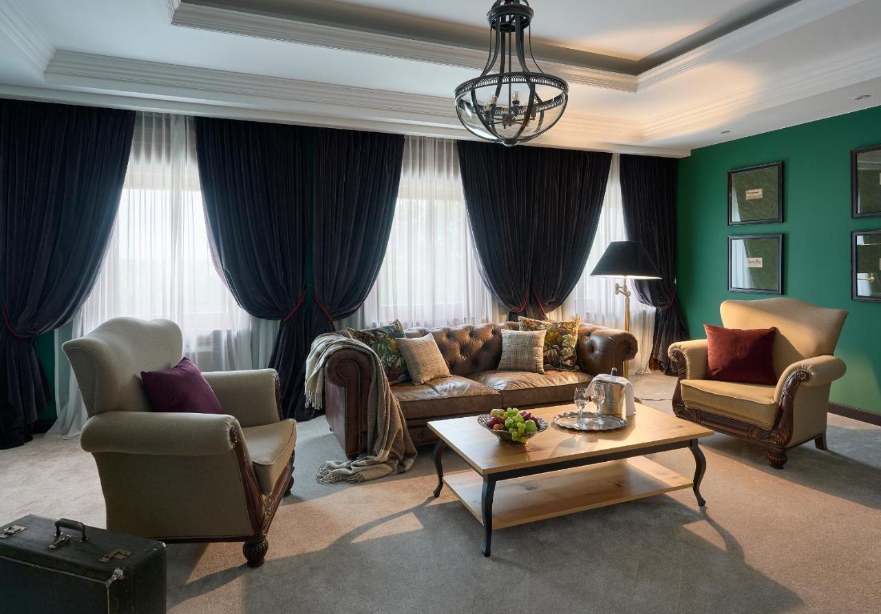 Andrássy Kúria&Spa Tarcal Exterior foto A living room