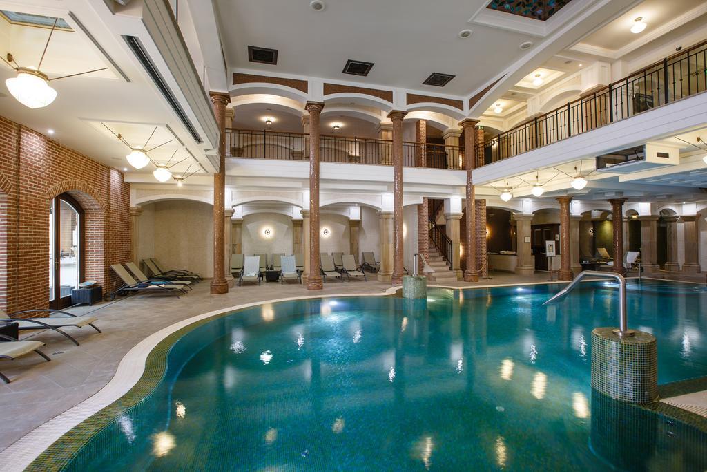 Andrássy Kúria&Spa Tarcal Exterior foto The swimming pool at the hotel